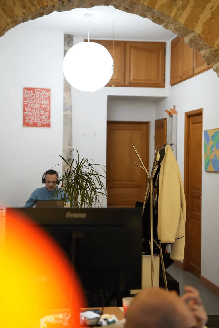 L’arche en pierre et un bureau dans le coworking