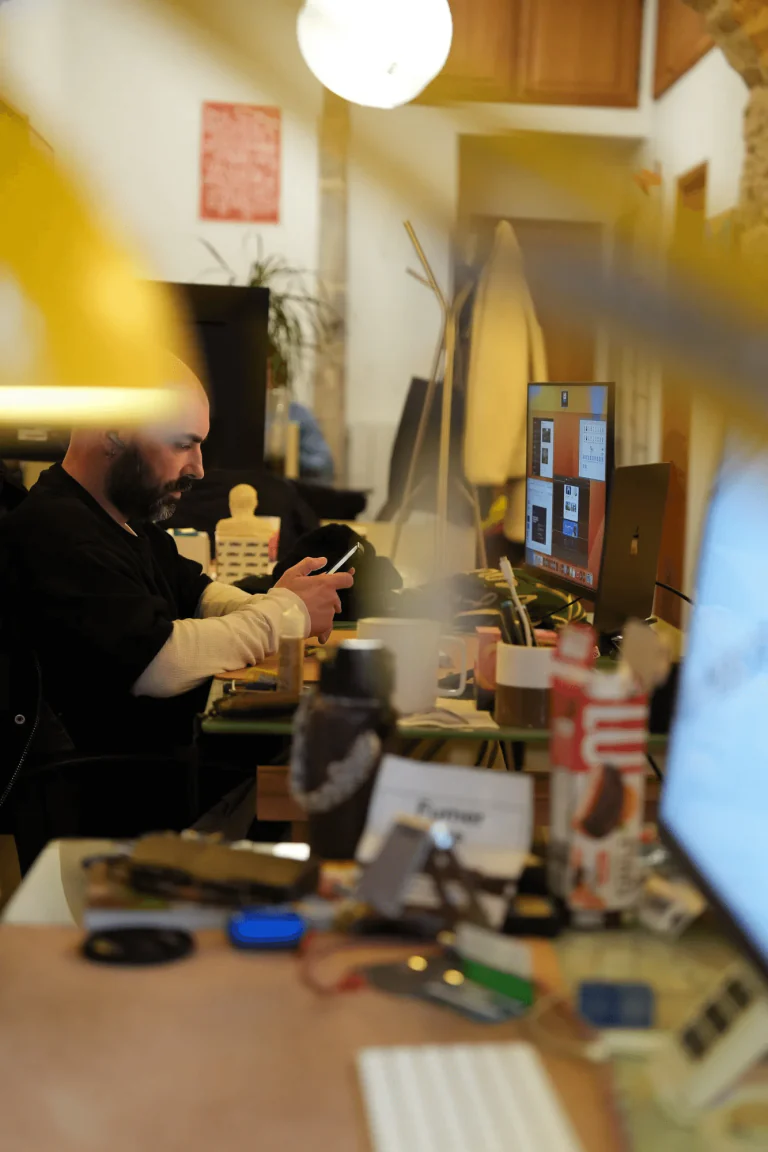 Un espace de travail photographié depuis un bureau